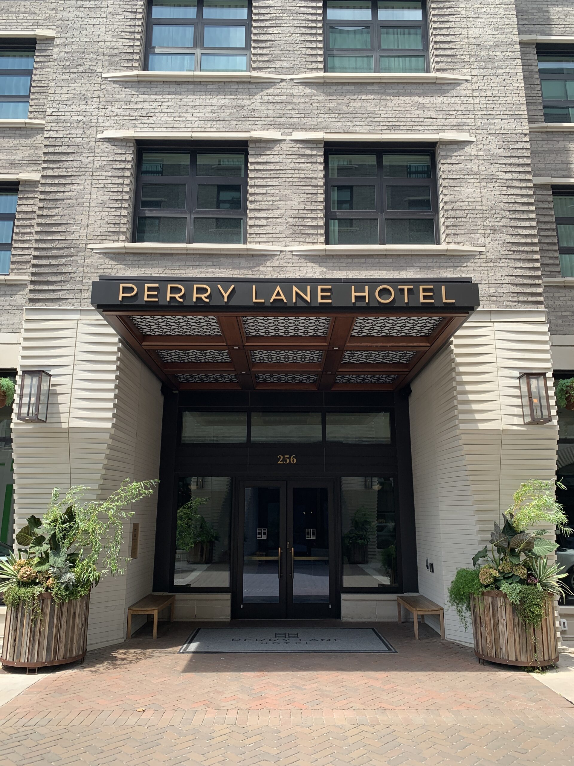 Visiting Savannah Georgia – A Stay at the Perry Lane Hotel